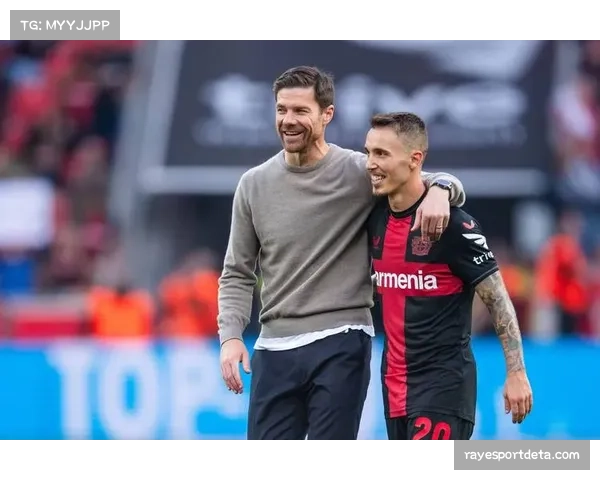 特写：终场哨响，带领勒沃库森创造历史的阿隆索被球员高高抛起。